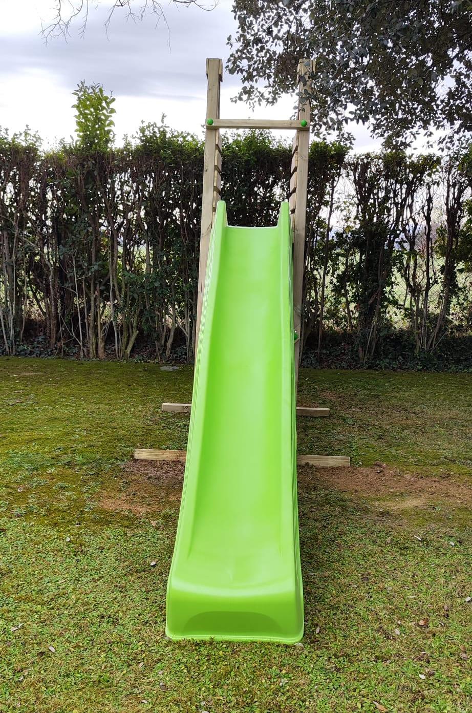 Escorrega de madeira com rampa de PVC com uma altura de plataforma de 150 cm.