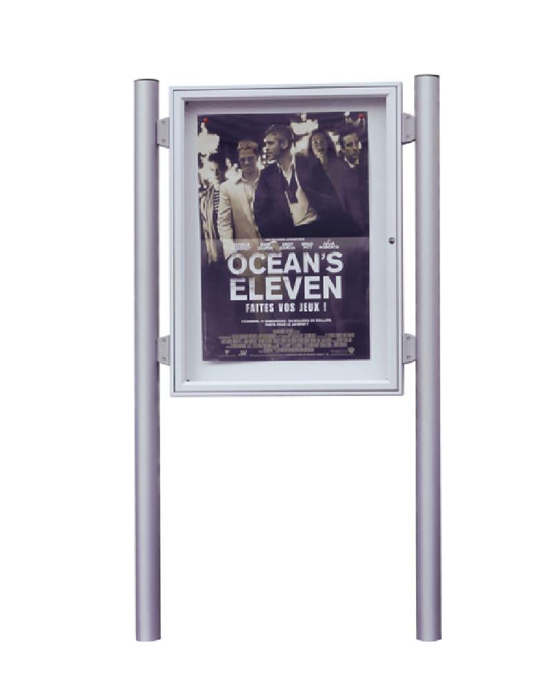 Vitrine exterior anodizada modelo 2000 sobre postes 