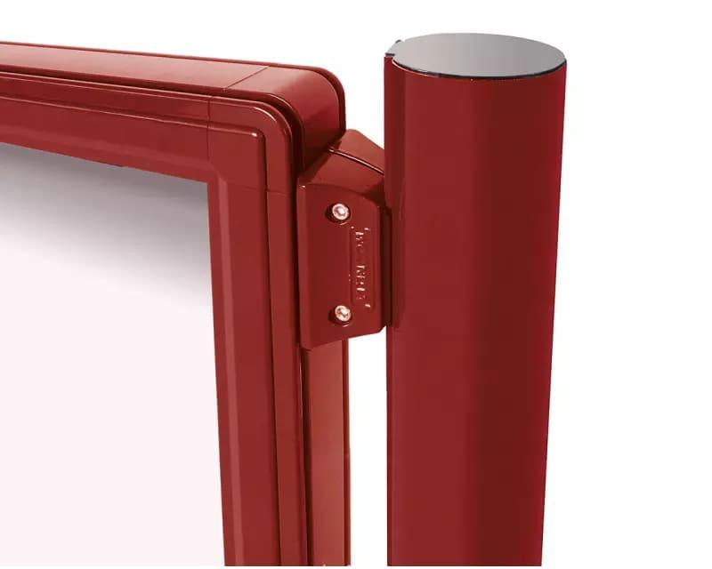 Vitrine exterior anodizada modelo 2000 sobre postes 