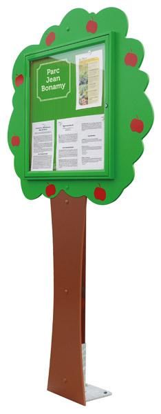 Vitrina exterior sobre poste arvore